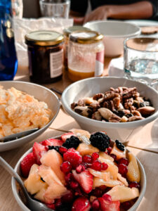 Müsli und frisches Obst